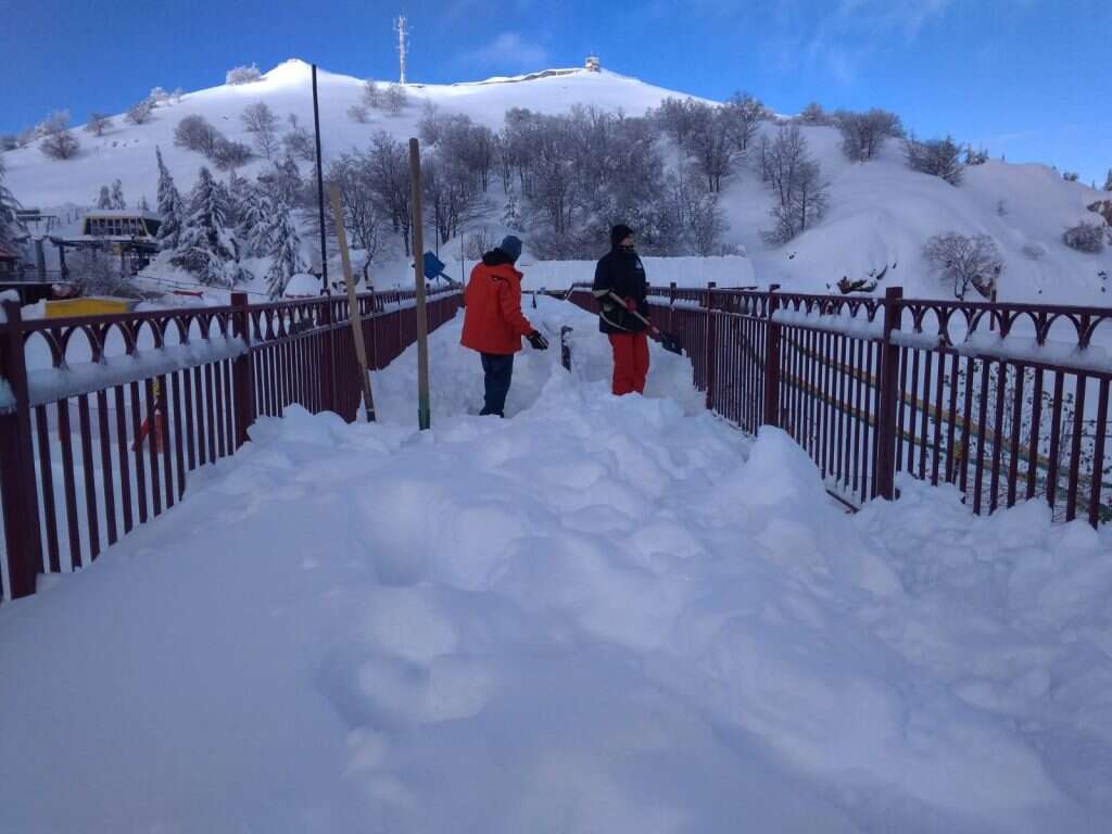 עבודות פינוי שלגים נמשכות במרץ באתר החרמון. | אתר החרמון עבודות פינוי שלגים נמשכות במרץ באתר החרמון. | אתר החרמון