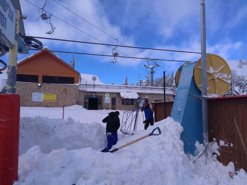 עבודות פינוי שלגים נמשכות במרץ באתר החרמון. | אתר החרמון עבודות פינוי שלגים נמשכות במרץ באתר החרמון. | אתר החרמון