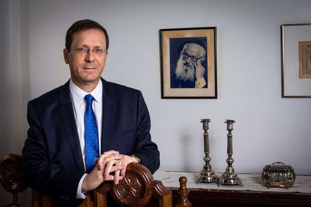 יצחק בוז'י הרצוג. | אריק סולטן