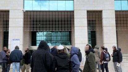 הפגנת תמיכה בעצורים מישיבת "פרי הארץ", בהארכת מעצרם בבית המשפט בראשון-לציון. | גדעון מרקוביץ