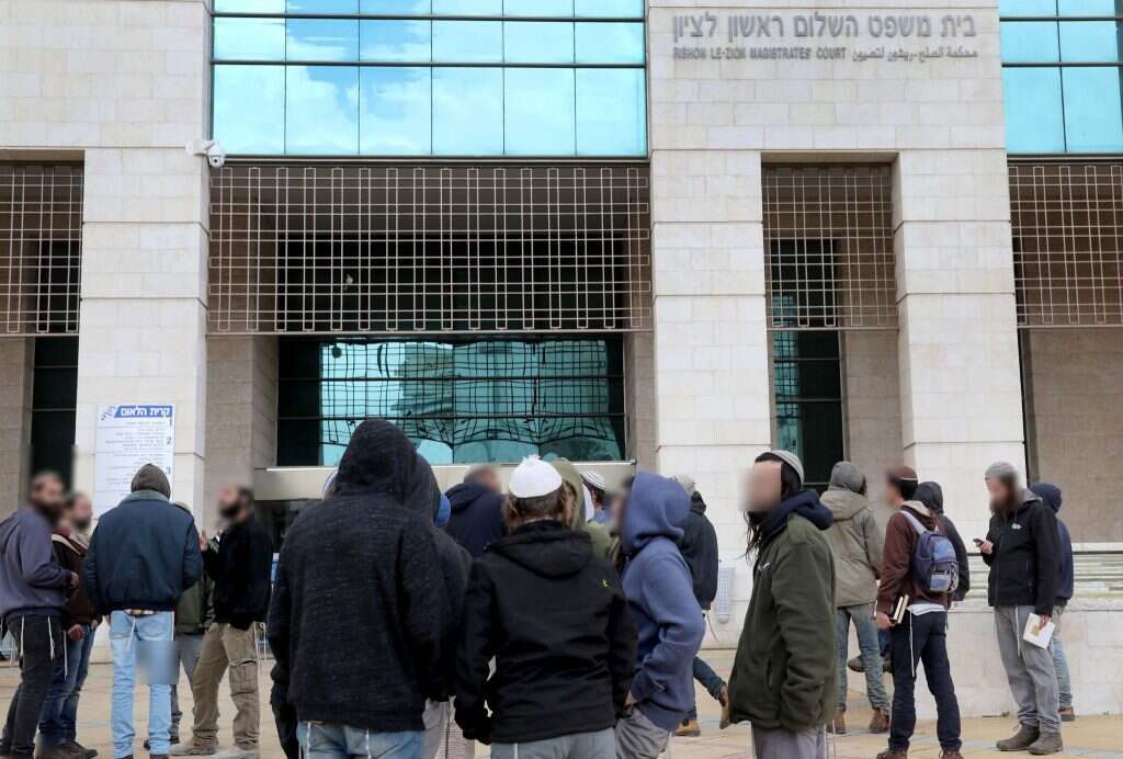 הפגנת תמיכה בעצורים מישיבת "פרי הארץ", בהארכת מעצרם בבית המשפט בראשון-לציון. | גדעון מרקוביץ