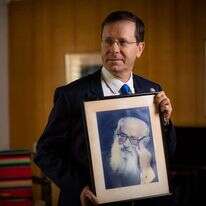 יצחק בוז'י הרצוג. | אריק סולטן