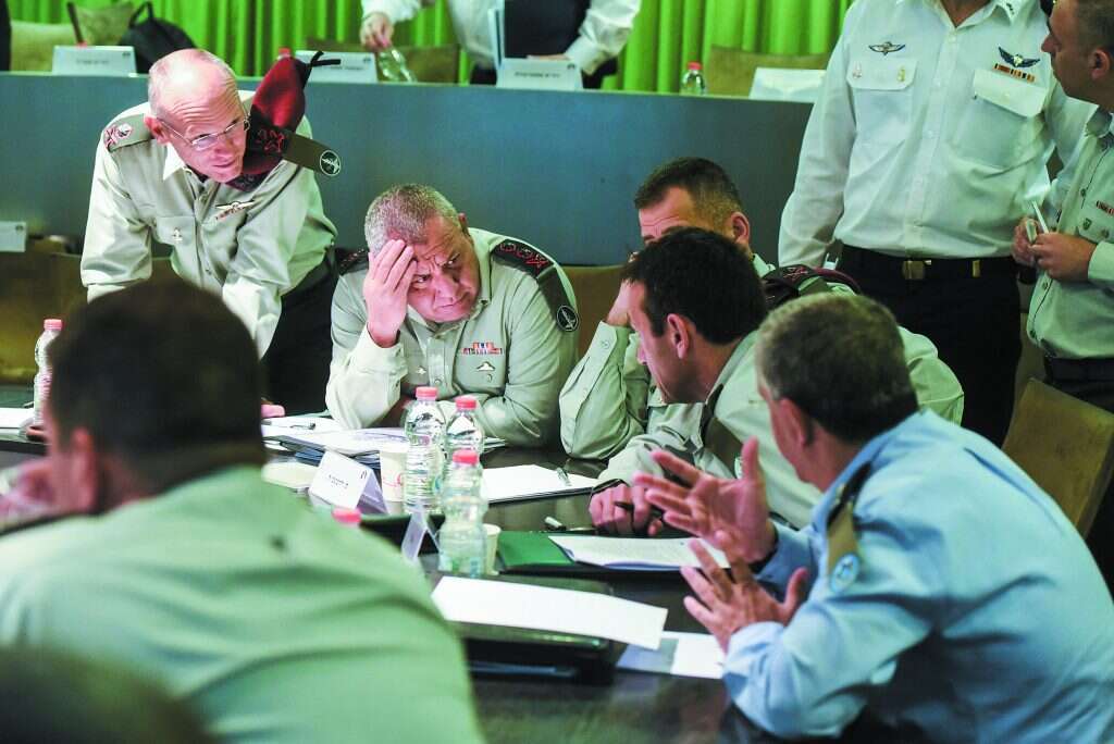 תמונות נבחרות מתקופת כהונתו של הרמטכ"ל איזנקוט. | דו"צ