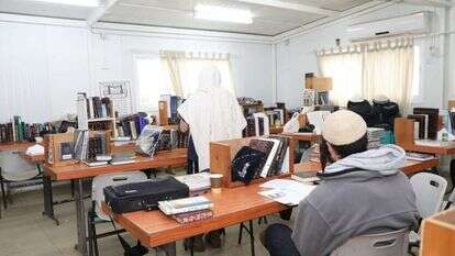 ישיבת פרי הארץ. | מרים צחי