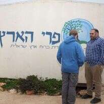 נתנאל סרוסי, מנהל ישיבת פרי הארץ, עם תלמיד. | מרים צחי