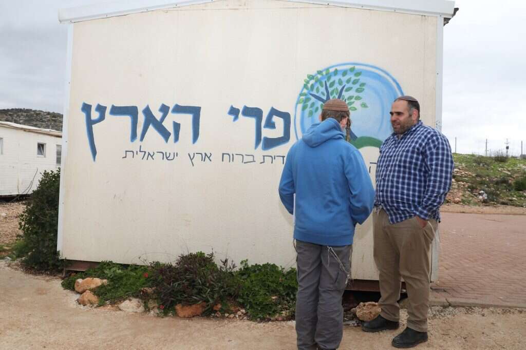 נתנאל סרוסי, מנהל ישיבת פרי הארץ, עם תלמיד. | מרים צחי