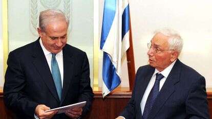 השופט בדימוס אליהו מצא (מימין) וראש הממשלה נתניהו, 2009. | עמוס בן גרשום, לע"מ