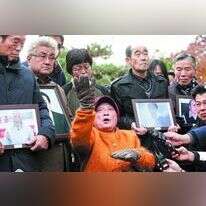 עובדת כפייה לשעבר במיצובישי מפגינה מול בית המשפט. | AP