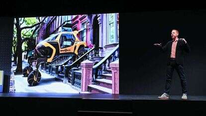 ביירון מציג את הרכב העתידני. | AFP