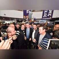 גדעון סער מוקף באנשי תקשורת. | י' צילומים, "הלאומיאדה"