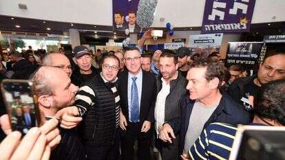 גדעון סער מוקף באנשי תקשורת. | י' צילומים, "הלאומיאדה"