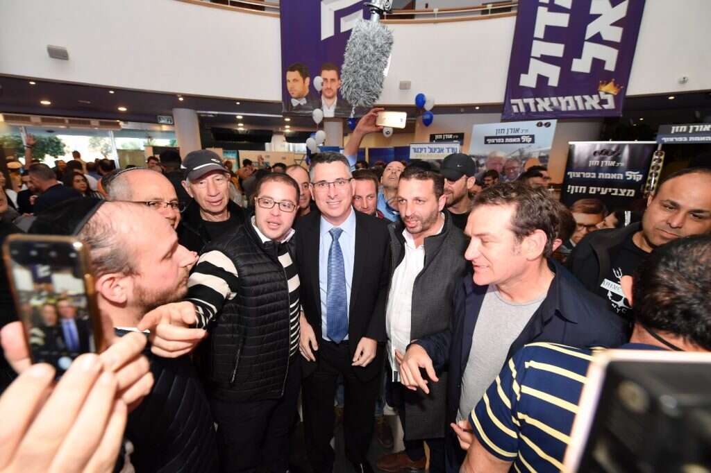 גדעון סער מוקף באנשי תקשורת. | י' צילומים, "הלאומיאדה"