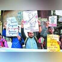 "אל תהפכו את הודו לבדיחה". הפגנה נגד הכנס | רויטרס