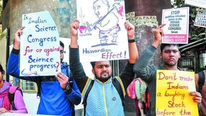 "אל תהפכו את הודו לבדיחה". הפגנה נגד הכנס | רויטרס