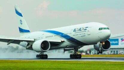 נמצאה חלופה זרה. מטוס אל על. | שאטרסטוק