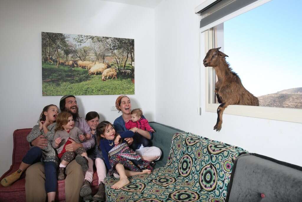 רום עם אשתו יונת ובנותיו. | מרים צחי, התמונה הופיעה בתערוכת "עדות מקומית 2016"