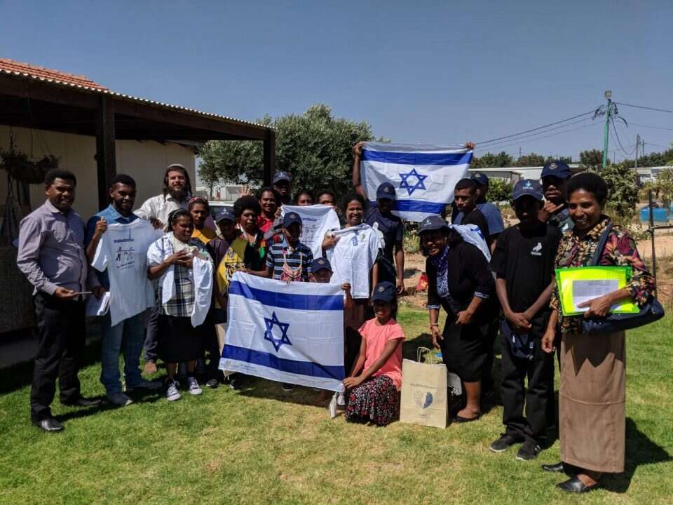 רום עם קבוצה מפפואה גינאה החדשה