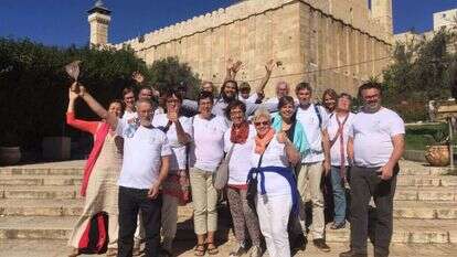 תיירים במערת המכפלה