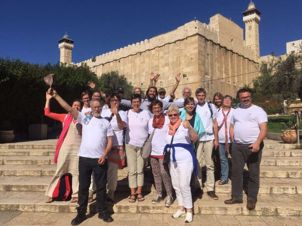 תיירים במערת המכפלה