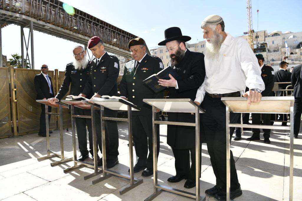 גדי איזנקוט ואביב כוכבי בכותל המערבי. | הקרן למורשת הכותל המערבי גדי איזנקוט ואביב כוכבי בכותל המערבי. | הקרן למורשת הכותל המערבי