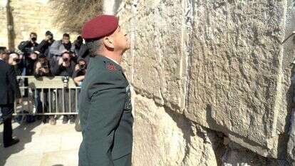 הרמטכ''ל הנכנס אביב כוכבי בכותל. | הקרן למורשת הכותל המערבי