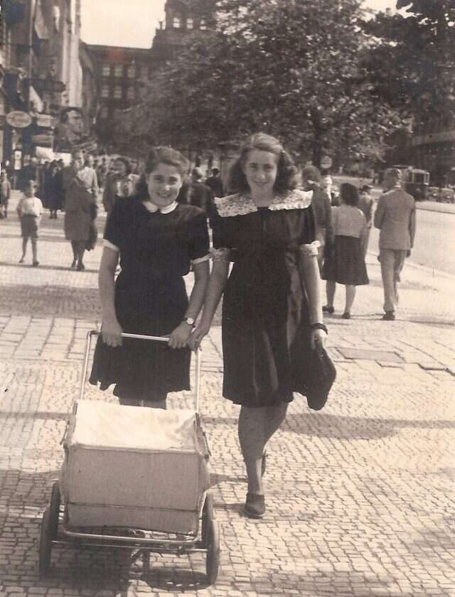 מייסנר (משמאל) ואחותה מירה