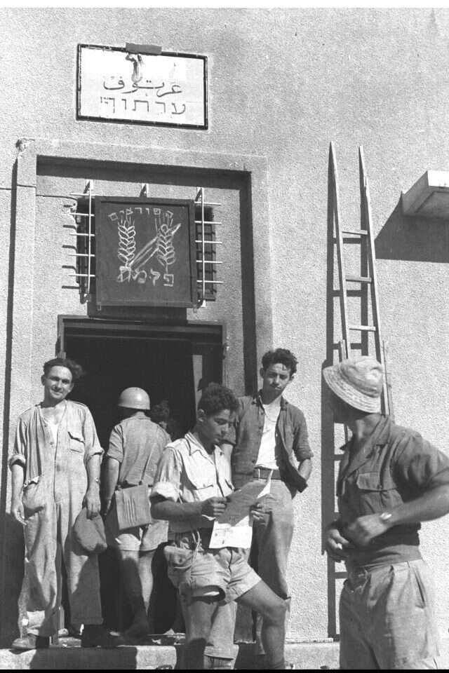 לוחמי הפלמ"ח בתחנת המשטרה בהרטוב במהלך מלחמת העצמאות, 1948. | לע"מ