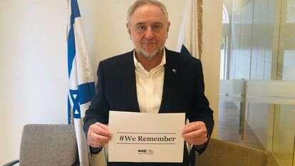 מנכ"ל הקונגרס היהודי העולמי רוברט סינגר עם שלט הקמפיין. | הקונגרס היהודי העולמי