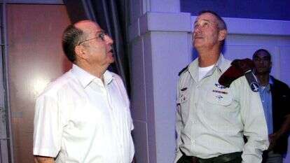 בני גנץ ומשה יעלון באירוע באולם אבניו. | ארכיון: אמיר מאירי