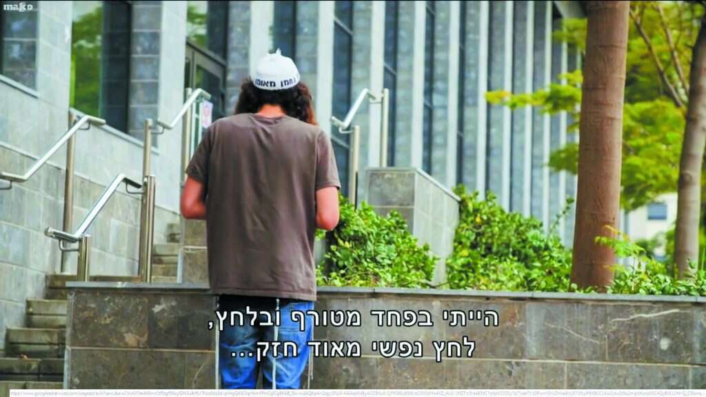 המדובב חג כאריה סביב הנער המפוחד. הקטין בן ה־15 שנחשד בהצתת הכנסייה. | מסך מתוך עובדה המדובב חג כאריה סביב הנער המפוחד. הקטין בן ה־15 שנחשד בהצתת הכנסייה. | מסך מתוך עובדה