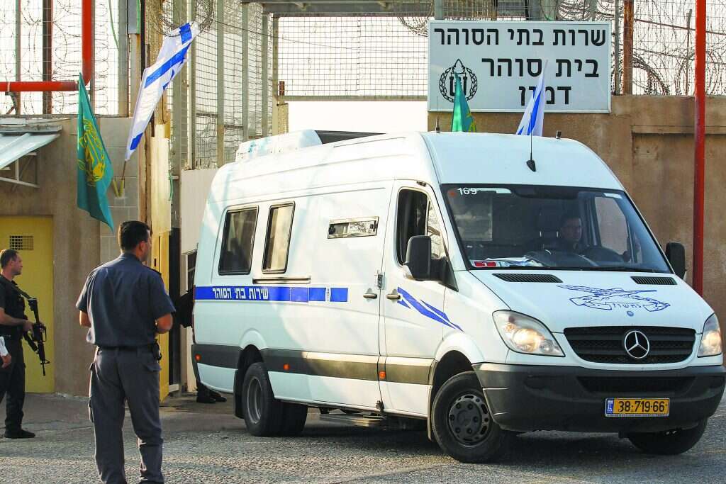 ניידת להעברת אסירים. | מישל דוט קום ניידת להעברת אסירים. | מישל דוט קום