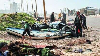 פלסטינים סמוך לחופי עזה לאחר הסופה. | איי.אף.פי