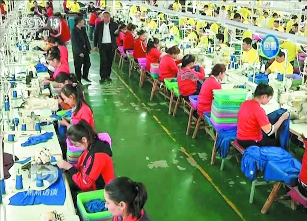 סדנת יזע במחוז שינג'יאנג, המיועדת לעובדים אויגורים. | AP