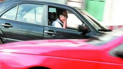 הסחות דעת כמו סמארטפון הן הגורם ל־30 אחוז מהתאונות. | גטי אימג'ס