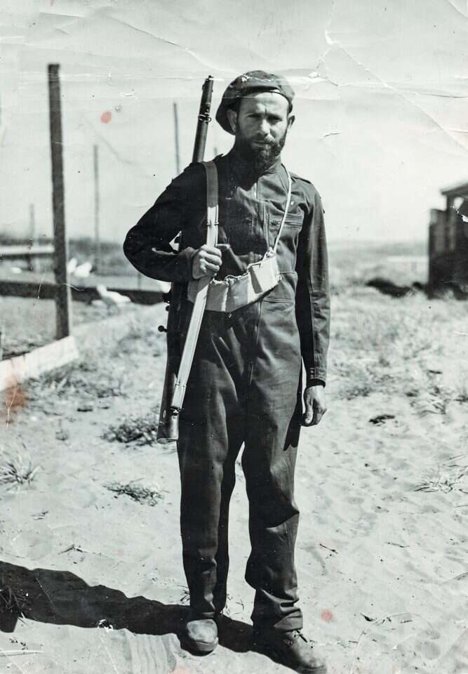 לעזוב את המשפחה ולהצטרף לשורות הלוחמים. הרב בינה בימיו בהגנה. | זולטן קלוגר, לע"מ