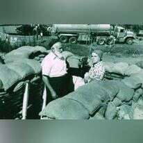 לעמוד מול כל העולם, בלי להתריס. הרב אריה בינה ורעייתו רחל, בביקור ברמת-מגשימים. | באדיבות המשפחה