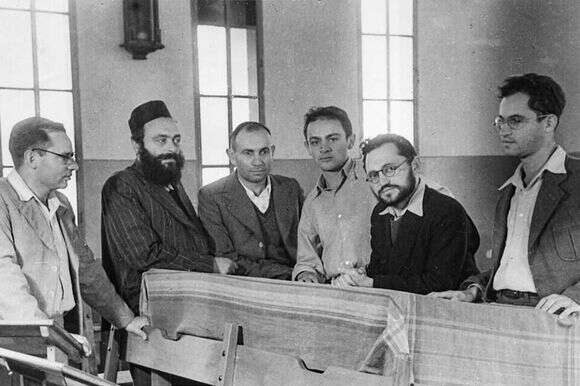 הצוות החינוכי של כפר הרא"ה, מימין לשמאל: הרב מרדכי ברויאר, הרב נריה, הרב שלזינגר, הרב בינה, הרב יעקב כלאב והרב אברהם צוקרמן. | באדיבות המשפחה