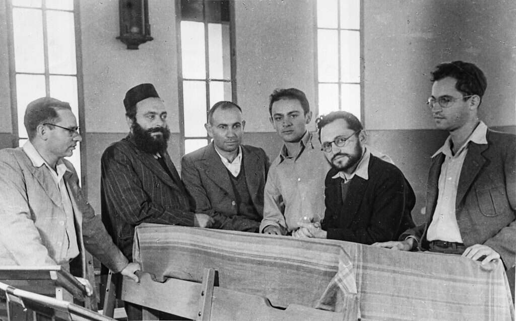 להגיע לשיעורי גמרא במגפיים מכוסים בבוץ. הצוות החינוכי של כפר הרא"ה, מימין לשמאל: הרב מרדכי ברויאר, הרב נריה, הרב שלזינגר, הרב בינה, הרב יעקב כלאב והרב אברהם צוקרמן. | באדיבות המשפחה