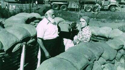 לעמוד מול כל העולם, בלי להתריס. הרב אריה בינה ורעייתו רחל, בביקור ברמת-מגשימים. | באדיבות המשפחה