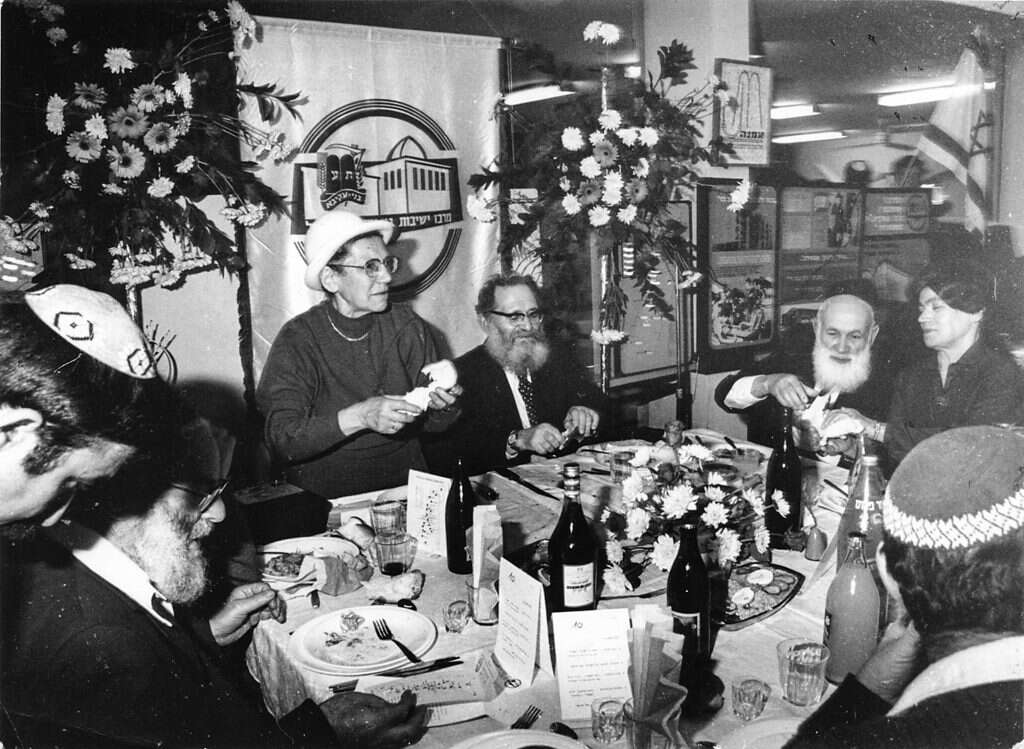 מחלוקת סביב חשיבות לימודי החו. הרב בינה (מימין) במסיבת יום ההולדת ה־70 של הרב נריה. | באדיבות המשפחה