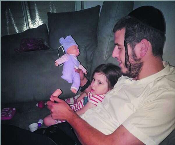 דודה של סגל ממחיש לבתו את מצבה הרפואי של סגל בעזרת בובה. | אלבום פרטי