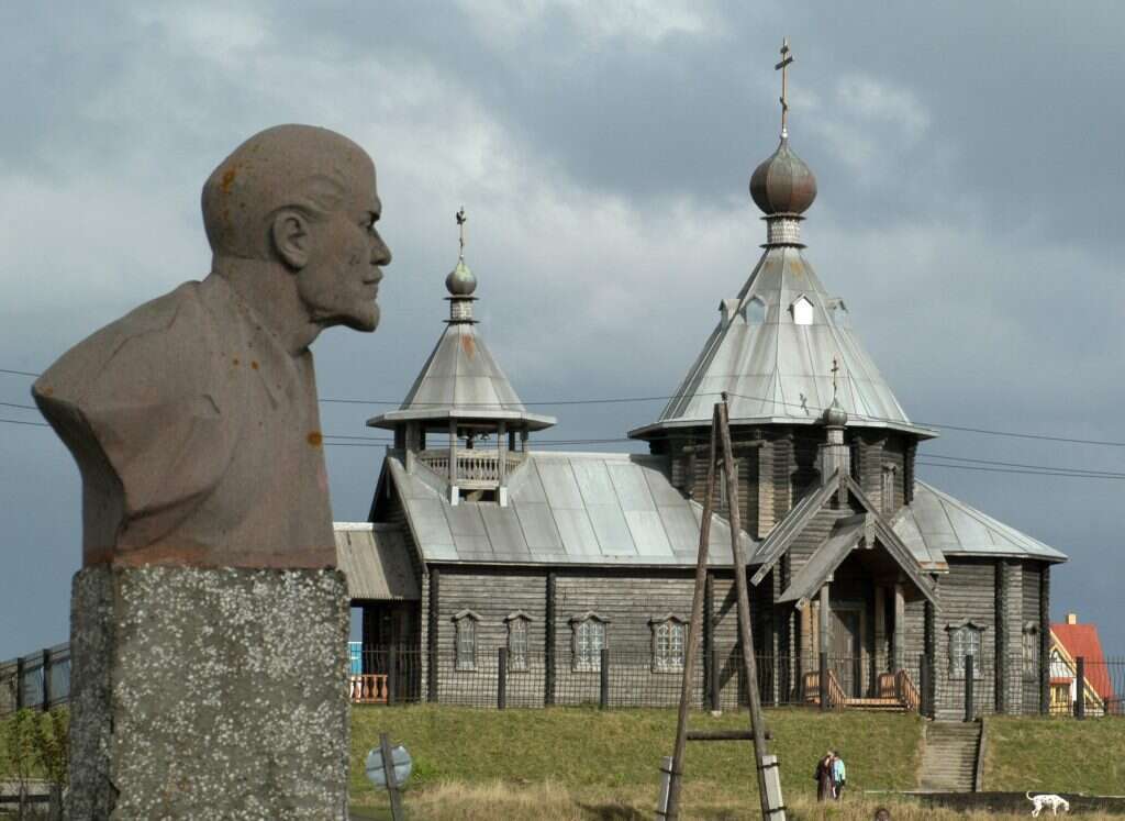 פסל של לנין ניצב באחד האיים הקוריליים, 2000. | רויטרס