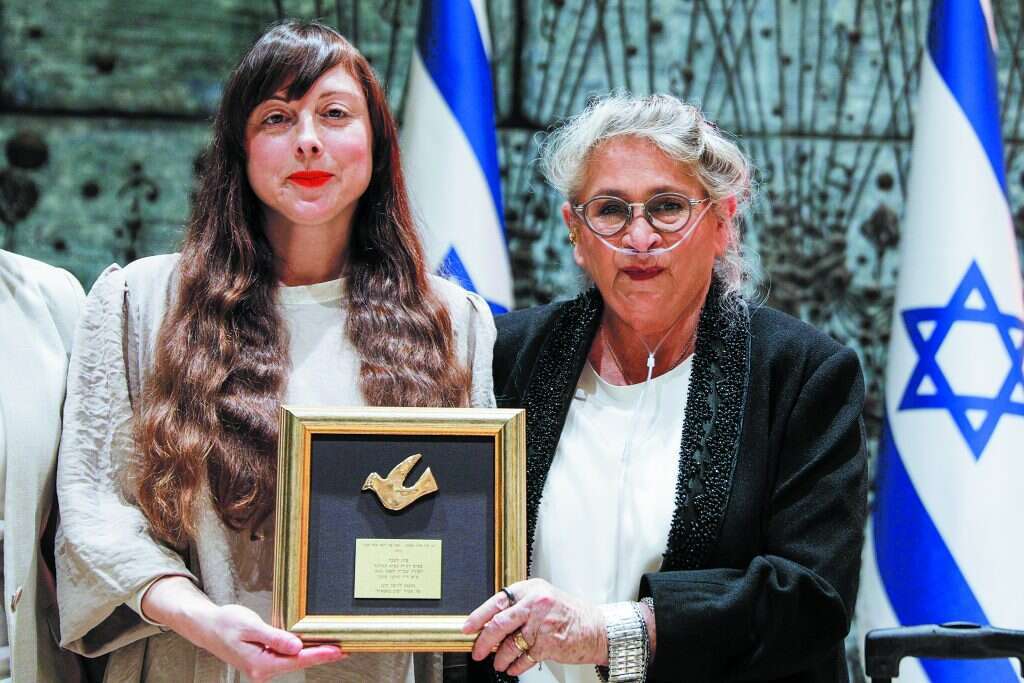 יחד עם רעיית הנשיא נחמה ריבלין בטקס הפרס. | באדיבות בית הנשיא