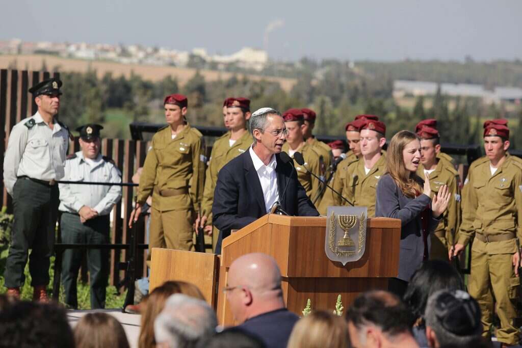 גלעד שרון בטקס האזכרה לאביו, רה"מ לשעבר אריאל שרון, בחוות השקמים. | אדי ישראל