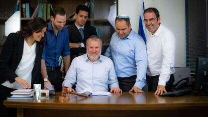 מימין לשמאל: ד"ר גיל לימון, עו"ד חגי הרוש, היועמ"ש ד"ר אביחי מנדלבליט, עו''ד רועי כהן, עו''ד עדי מנחם. | אריק סולטן