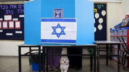 הצבעה בקלפי בבחירות 2015. | AP