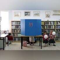 הצבעה בקלפי בחירות 2015. | EPA