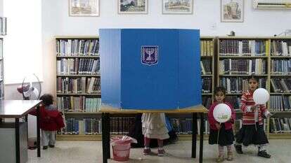 הצבעה בקלפי בחירות 2015. | EPA