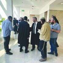 חבריהם, קרובי משפחותיהם ופרקליטיהם של החשודים בהריגת עישה א-ראבי בבית המשפט. | רויטרס