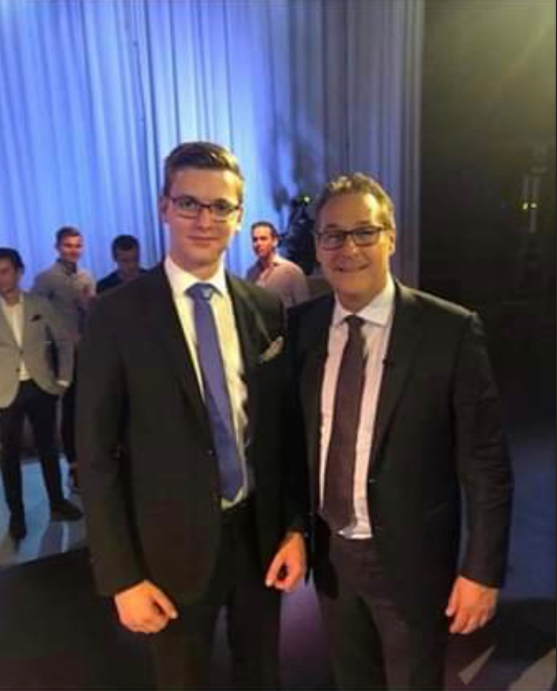 הצעיר עם סגן ראש הממשלה היינץ כריסטיאן שטראכה.